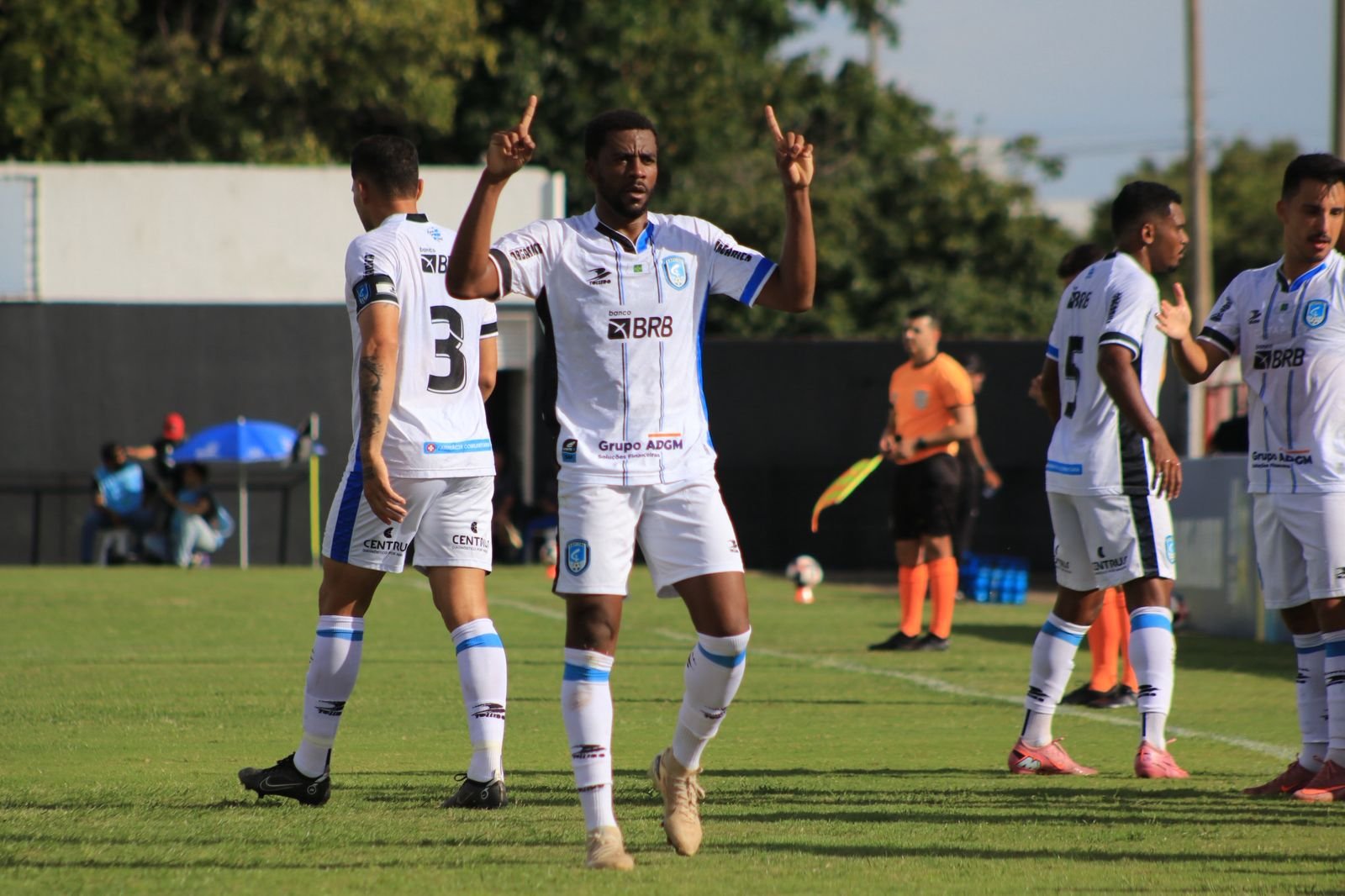 Capital vence o Ceilândia por 3 a 0 no Abadião, domina a partida e confirma grande fase no Candangão BRB 2026 com gols de Moisés, Deysinho e Alison Mira.